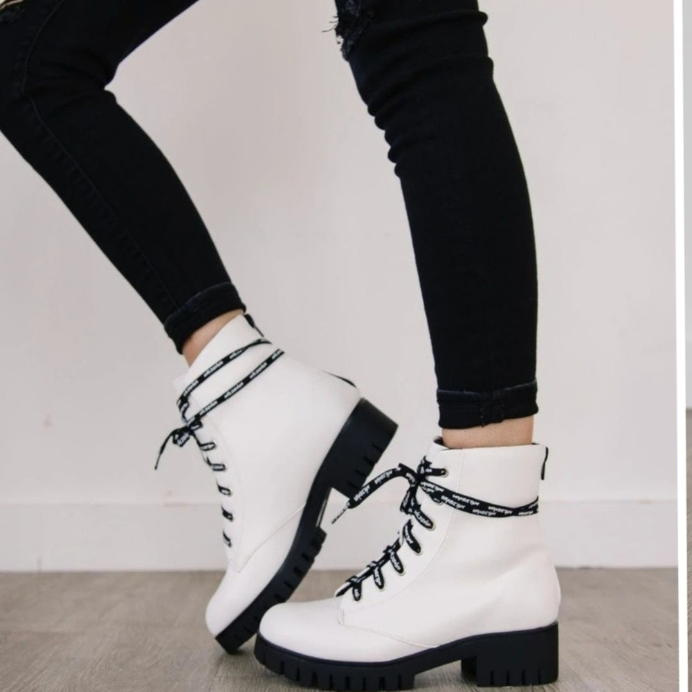 🤍6, 6.5 , 10 🤍 In love of white combat Boots